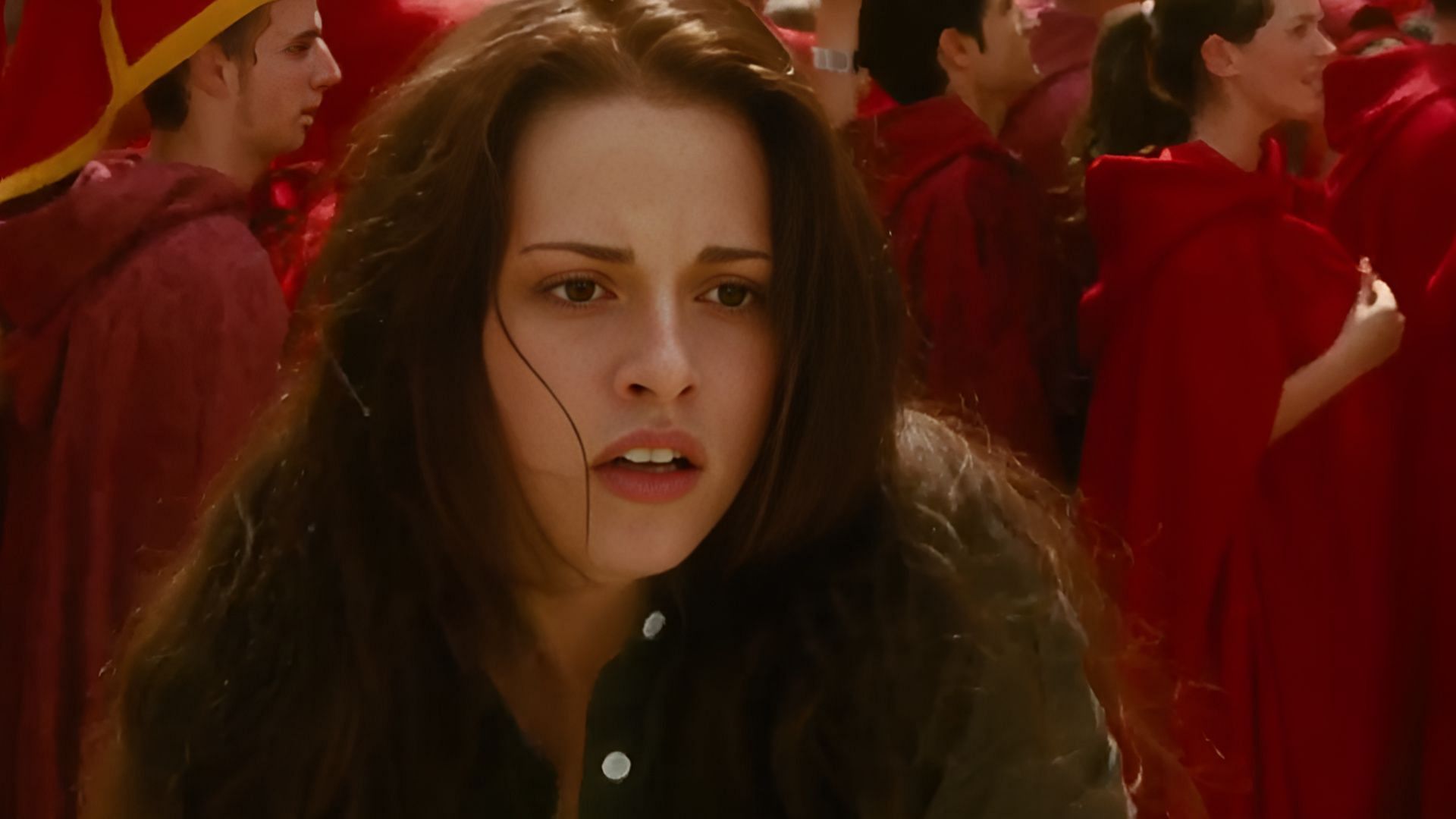 As Bella races through the red-cloaked crowd in New Moon, the film subtly hints that she’s not just driven by love, but by a deeper, instinctive resistance to danger, foreshadowing her role as the psychic shield of the Cullen family.